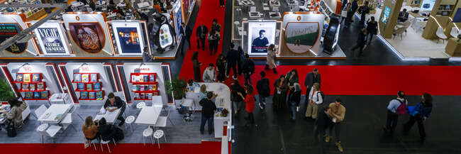 Frankfurter Buchmesse 2025: Panorama Halle 3 Eine volle Halle der Frankfurter Buchmesse mit Ausstellern und Publikum