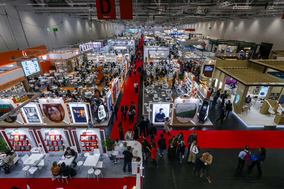 Frankfurter Buchmesse 2025: Panorama Halle 3 Eine volle Halle der Frankfurter Buchmesse mit Ausstellern und Publikum