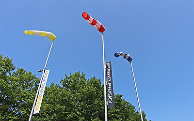Vergrößerte Ansicht: Windfahnen und Schilder des Wetterparks Offenbach