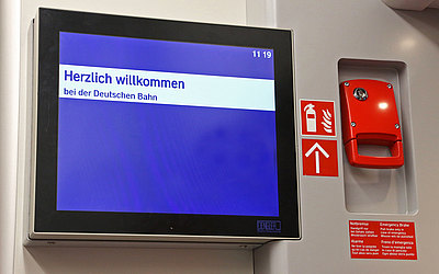 Vergrößerte Ansicht: Fahrgastinformationsdisplay neben der Notbremse