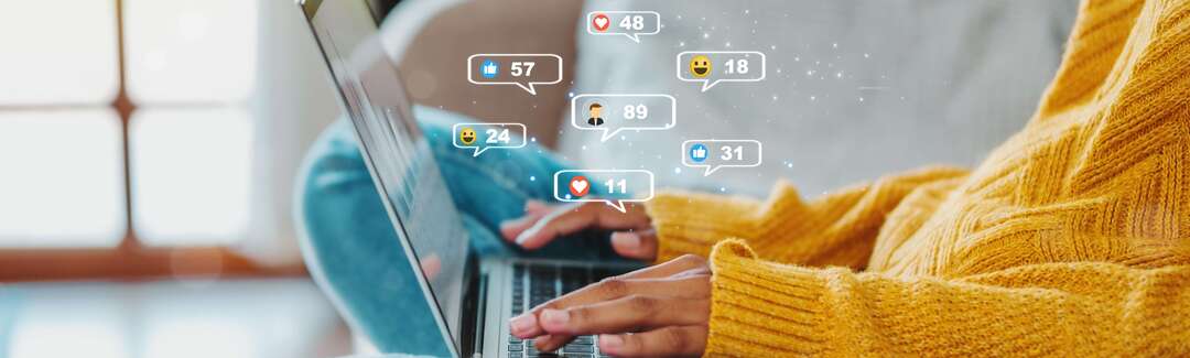 Frau mit Laptop auf dem Sofa darüber Sprechblasen mit Kommunikation-Icons