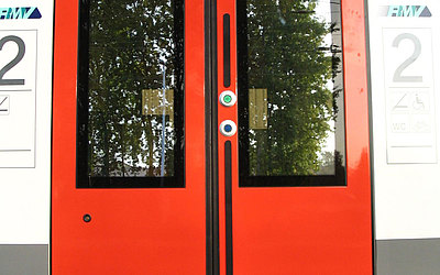 Vergrößerte Ansicht: rote geschlossene Türen der Odenwaldbahn von außen
