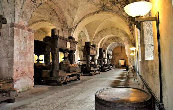 Gewölbe mit historischen Weinkeltern.