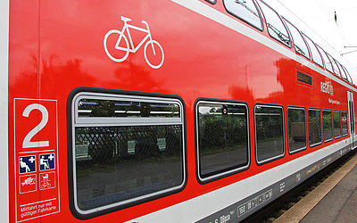Vergrößerte Ansicht: Roter Zug am Bahnsteig
