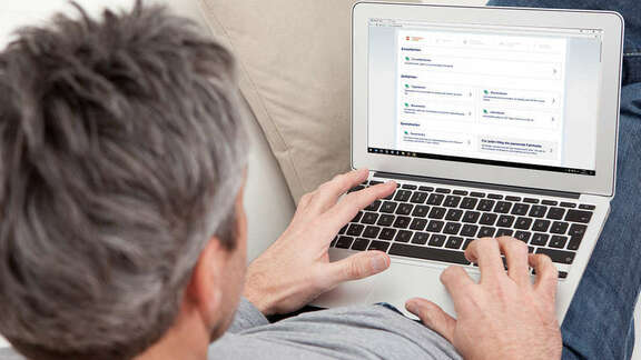Mann mit Laptop, Blick auf meinRMV