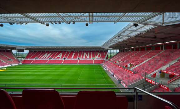 Vergrößerte Ansicht: Mainzer Fußballstadion Innenraum