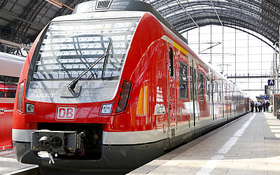 Vergrößerte Ansicht: Frontansicht der roten S-Bahn am Frankfurter Hauptbahnhof