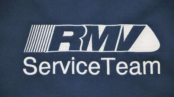 Schriftzug RMV ServiceTeam weiß gestickt auf blauem Hintergrund