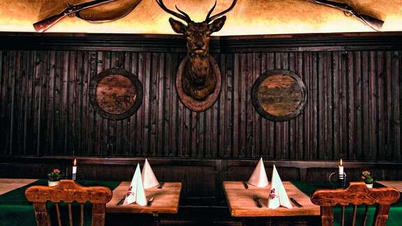 Gedeckte Tische im beleuchteten Backöfele