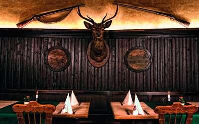 Gedeckte Tische im beleuchteten Backöfele