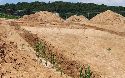 Vergrößerte Ansicht: Graben auf einem Acker aus archäologischer Grabung am Glauberg