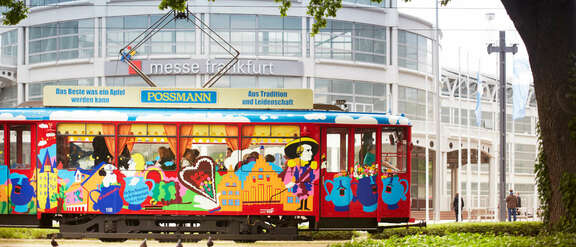 Ebbelwei-Express vor der Messe Frankfurt