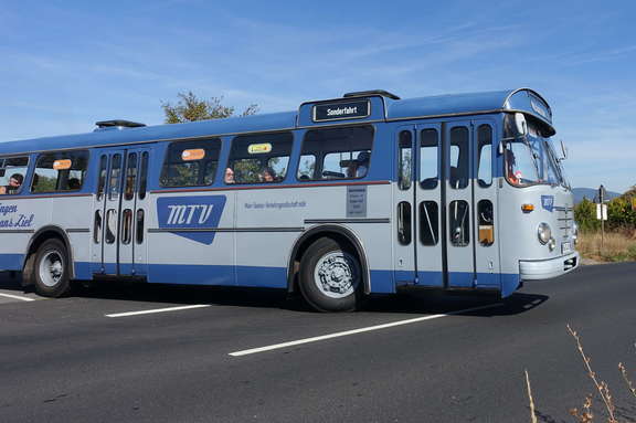 Ein blau-weißer MTV-Oldtimerbus. 6. Main-Taunus-Klassik Oldtimerrallye in Hofheim.