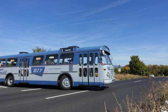 Ein blau-weißer MTV-Oldtimerbus. 6. Main-Taunus-Klassik Oldtimerrallye in Hofheim.