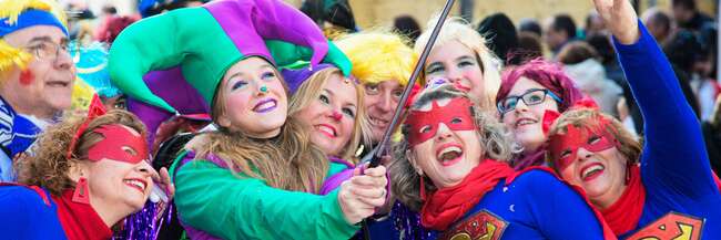 Kostümierte Karnevalistinnen posieren vor einem Selfie-Stick