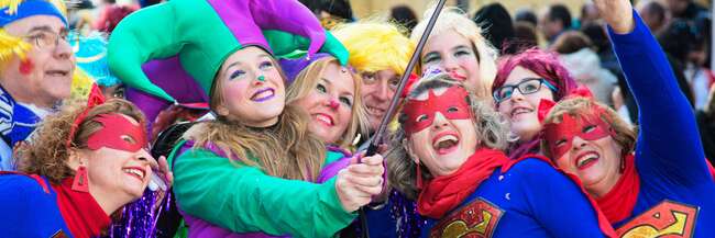 Kostümierte Karnevalistinnen posieren vor einem Selfie-Stick