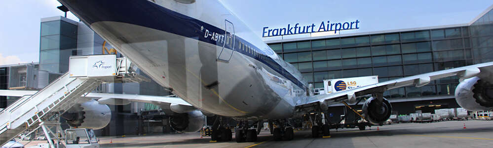 Flugzeug auf Terminal-Parkposition