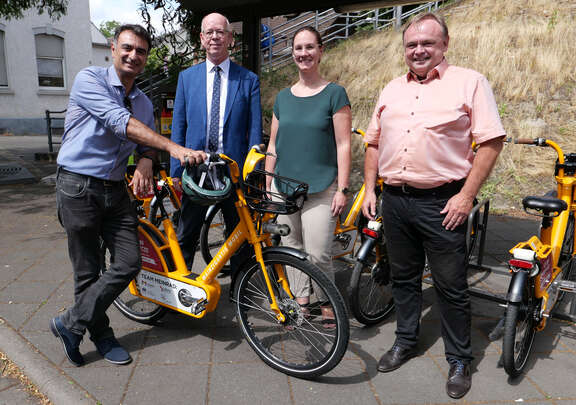 Adil Oyan (Erster Kreisbeigeordneter, Kreis Groß-Gerau). Jochen Erlhof (Geschäftsführer, Mainzer Mobilität), Lisa Gößwein (Bürgermeisterin, Gemeinde Bischofsheim), Christian Sommer (Geschäftsführer, LNVG Kreis Groß-Gerau)