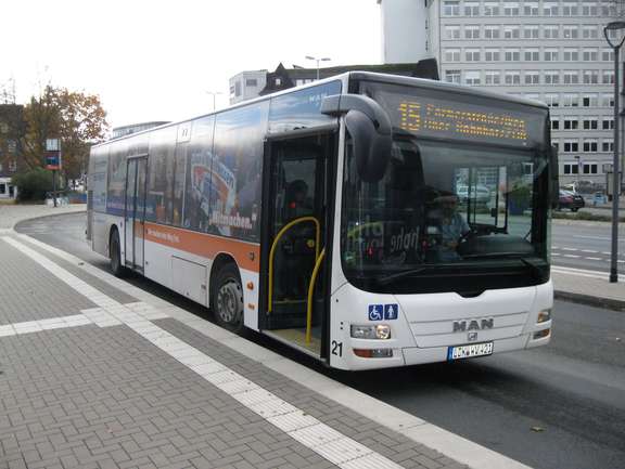 Ein Bus der Linie 15 hält mit offenen Türen an einer Haltestelle