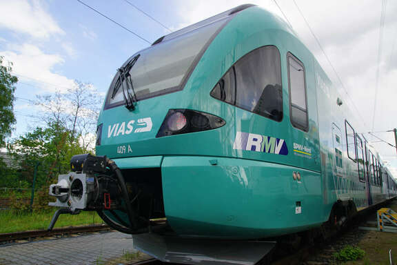 Triebwagenkopf in frischer blau-grüner Lackierung und RMV-Logo
