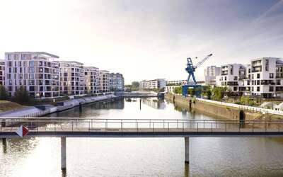 Hafen Offenbach: Blick auf den blauen Kran und die Hafentreppe.