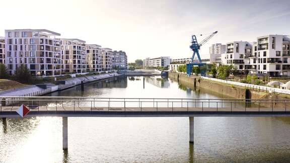 Hafen Offenbach: Blick auf den blauen Kran und die Hafentreppe.