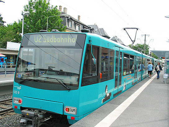 U-Bahn Typ U4 der Linie U 2 an einer Haltestelle