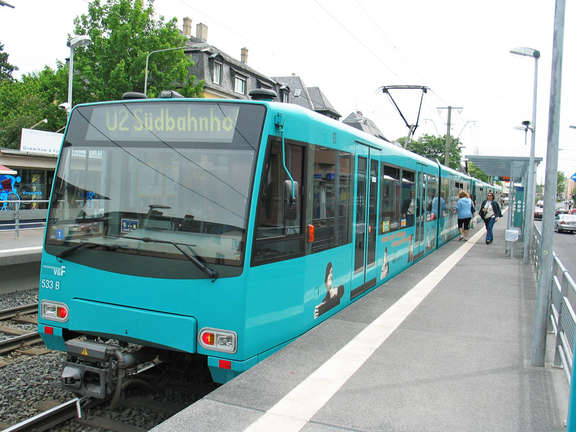 Vergrößerte Ansicht: U-Bahn der Linie U2 an einer Haltestelle