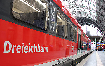 Vergrößerte Ansicht: Außenansicht mit Aufschrift Dreieichbahn am Frankfurter Bahnhof