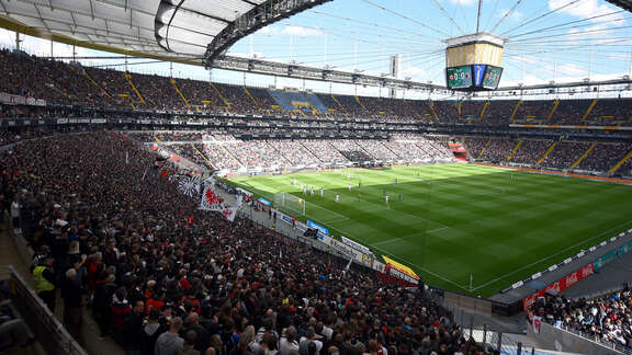 Blick ins voll besetzte Stadion von Eintracht Frankfurt