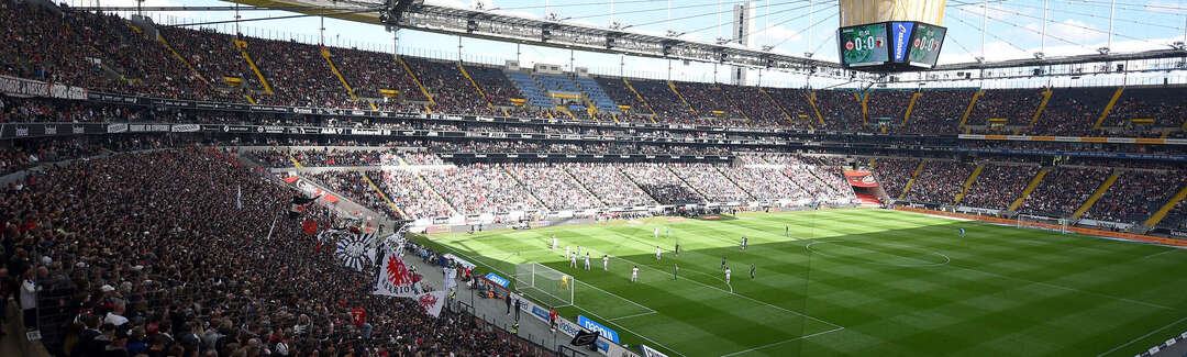 Blick ins voll besetzte Stadion von Eintracht Frankfurt