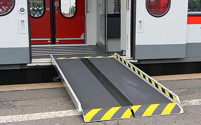 Vergrößerte Ansicht: Elektrischer Triebzug Twindexx - Doppelstockzug mit ausgefahrener Rampe