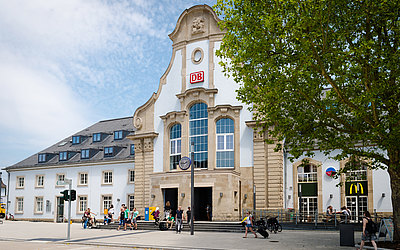 Bahnhofgebäude mit Vorplatz