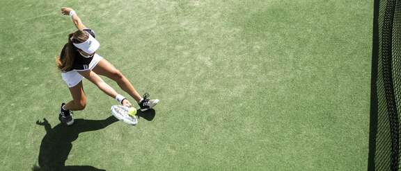 Eine Frau spielt Tennis