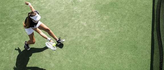 Eine Frau spielt Tennis