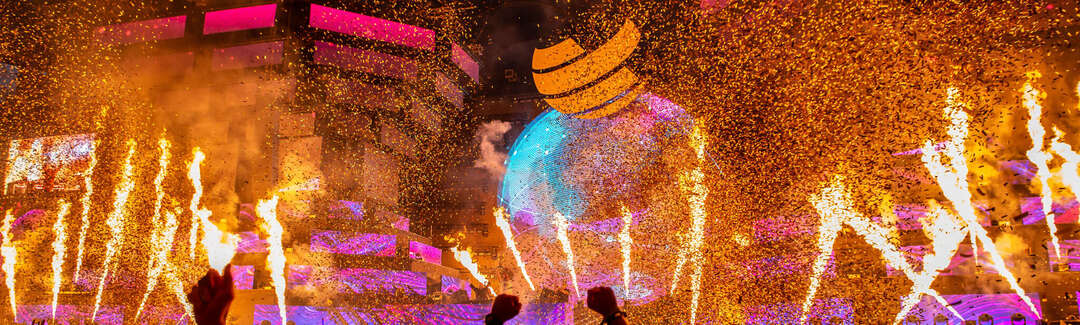 Feiernde im World Club Dome, Konfetti fliegt in der Luft