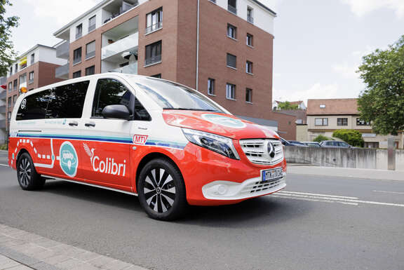 Teaser-Bild Colibri-Fahrzeug Rotes Shuttle "Colibri" Seitenansicht