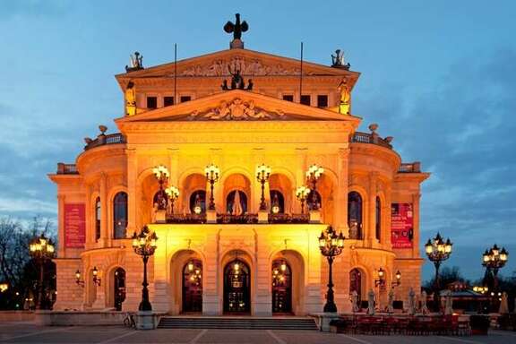 Building in classical style: Alte Oper Frankfurt illuminated