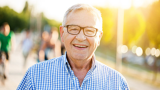 Zufriedener Senior lächelt in die Kamera