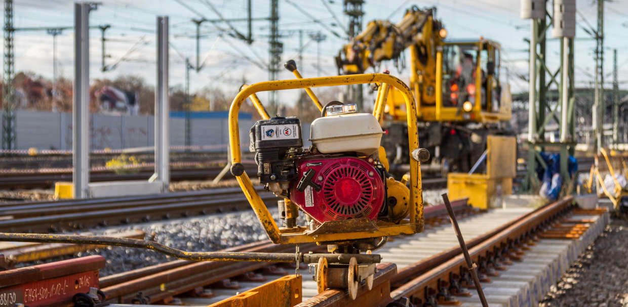 Baustelle mit Gleisbaumaschinen