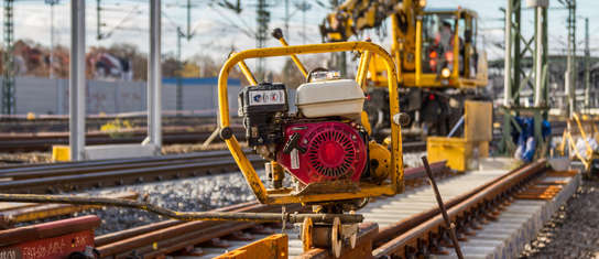 Baustelle mit Gleisbaumaschinen