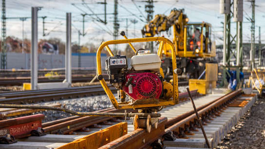 Baustelle mit Gleisbaumaschinen