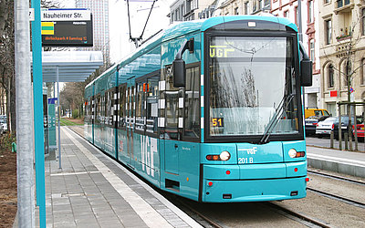 Vergrößerte Ansicht: Straßenbahn an der Haltestelle Nauheim
