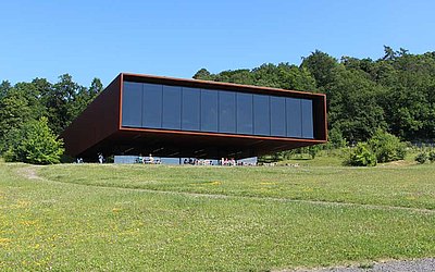 Vergrößerte Ansicht: Blick auf das Museumsgebäude mit Panoramafenster