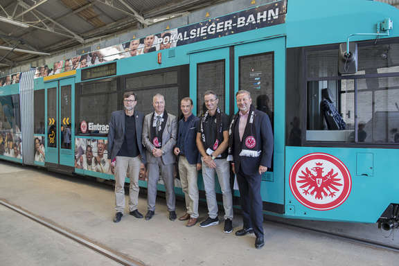 Pokalsieger-Straßenbahn Personengruppe vor Eintracht Straßenbahn im Depot