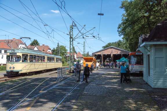 Eine historische Straßenbahn