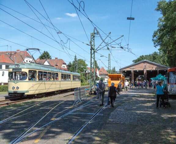 Eine historische Straßenbahn