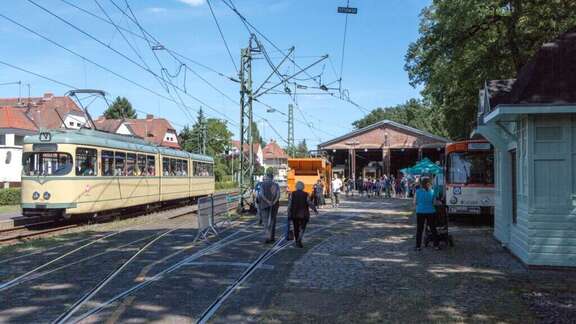 Eine historische Straßenbahn