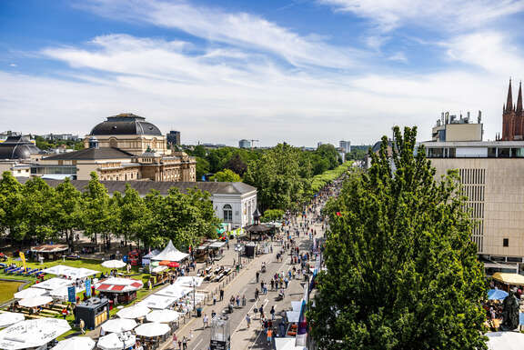 Theatrium in Wiesbaden Das Bild zeigt das beliebte Straßenfest auf der Wilhelmstraße in Wiesbaden