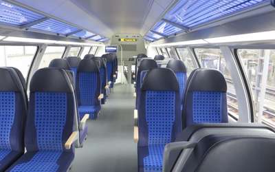 Vergrößerte Ansicht: Blick über die Sitze im oberen Abteil eines Zuges